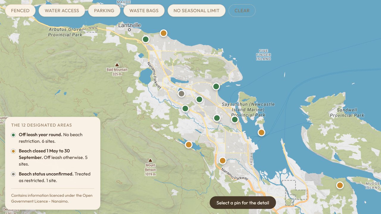 Map of Nanaimo with the twelve designated off-leash dog areas marked, green for off leash year round, amber for the five whose beach closes to dogs from 1 May to 30 September, and grey for one site with unconfirmed beach status.